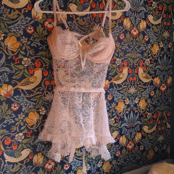 ❤️🌹Victoria's secret gorgeous ivory lingerie - Picture 1 of 5